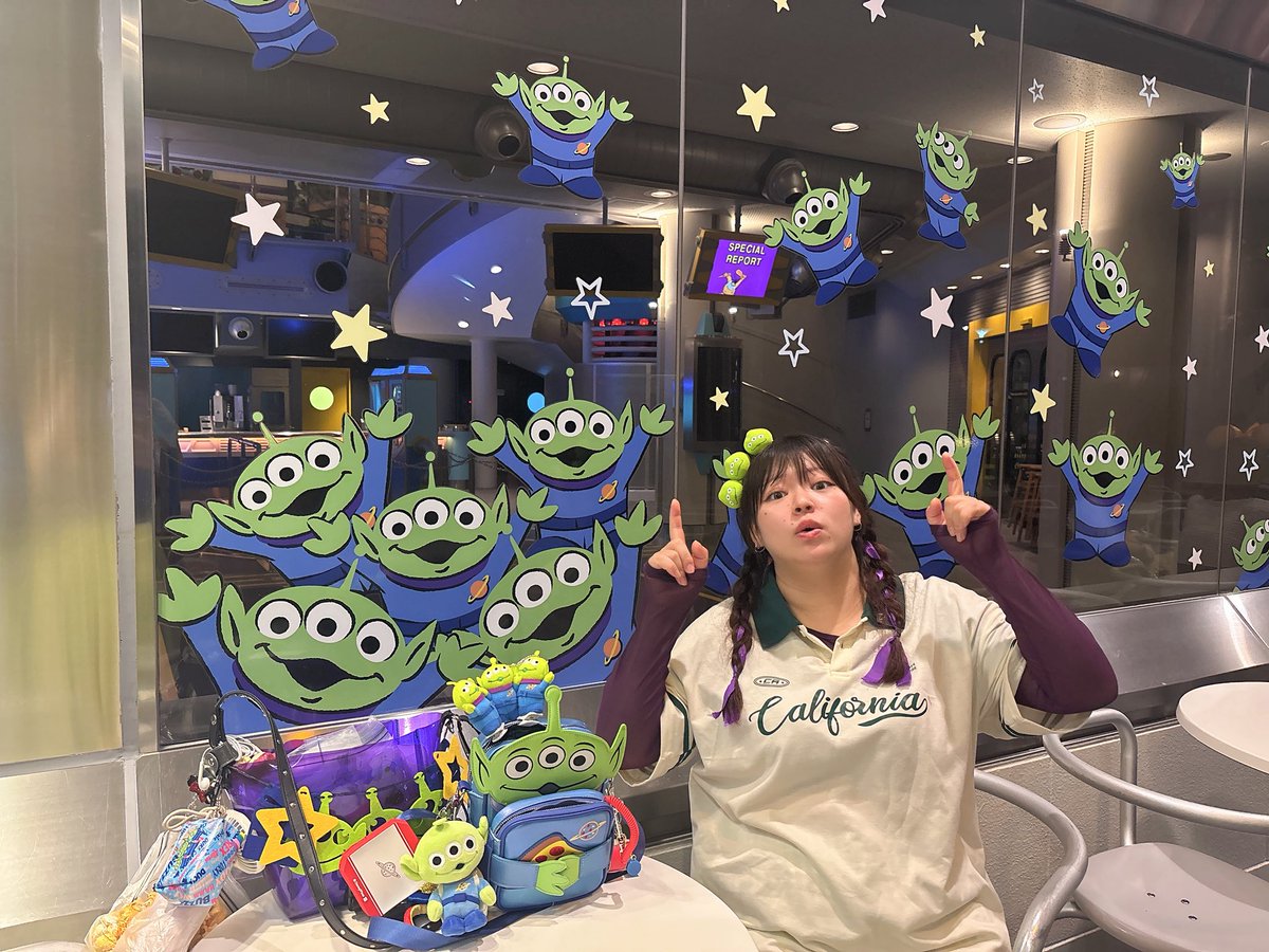 SoR199301's tweet photo. 7 / 1
トイストーリーホテル泊まりにて
ロッツォバウンドコーデしたけど
あまりわかってもらえず🤣

7/2
ランドバウンドコーデ！
わたしはバスやったけど
わかってもらえず🤣🤣

楽しかったからよして！
もっとこだわりたいなと！！💓 https://t.co/ZOOs4tS2Sx