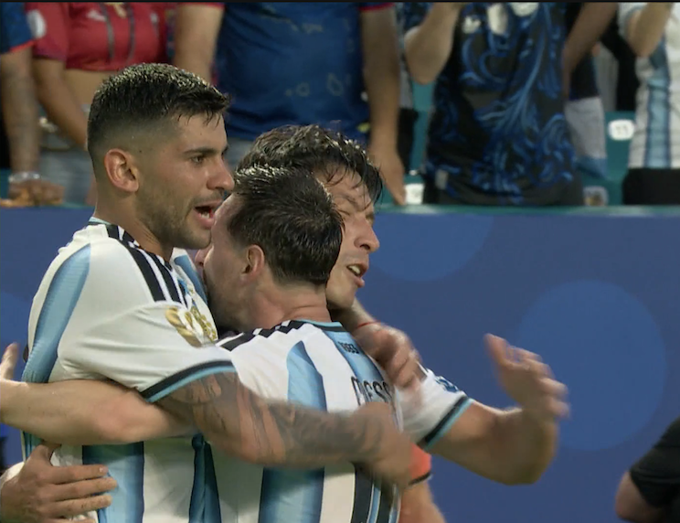TouchlineX's tweet photo. 📸 - LIONEL MESSI IS HUGGING LISANDRO MARTINEZ AND CUTI ROMERO!

HIS WARRIORS, HIS HEROES! https://t.co/1Tu4RyDDC8