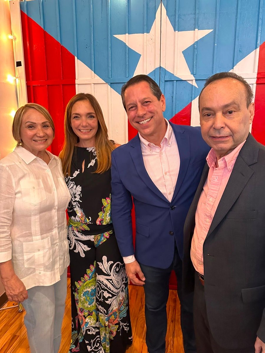 juandalmauPR's tweet photo. ¡Chicago también es Puerto Rico! 🇵🇷🌺

Nuestra diáspora mantiene vivas nuestras raíces, fortalece nuestra cultura y sigue aportando al desarrollo del país desde dondequiera que esté.

Siempre será importante escuchar, compartir y construir junto a las comunidades puertorriqueñas fuera de la Isla, porque Puerto Rico no termina en sus costas. Somos un solo pueblo, unido por nuestra historia, nuestra identidad y el compromiso con un mejor futuro para todos.

Gracias a la comunidad puertorriqueña de Chicago por el recibimiento y por mantener vivo ese vínculo con nuestra tierra.