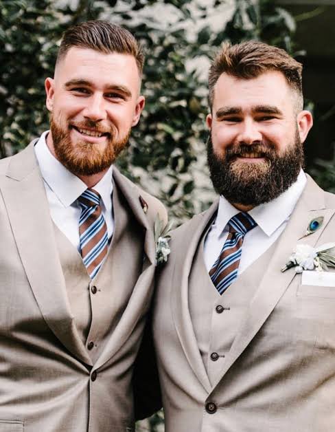 SwiftNYC's tweet photo. Taylor and Travis did not have bridesmaids or groomsmen. Instead, her brother Austin Swift served as Taylor’s “Man of Honor” and Jason Kelce was Travis’ Best Man.

The ceremony joined both families together and was officiated by Adam Sandler. https://t.co/pxXBob9StF