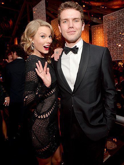 SwiftNYC's tweet photo. Taylor and Travis did not have bridesmaids or groomsmen. Instead, her brother Austin Swift served as Taylor’s “Man of Honor” and Jason Kelce was Travis’ Best Man.

The ceremony joined both families together and was officiated by Adam Sandler. https://t.co/pxXBob9StF