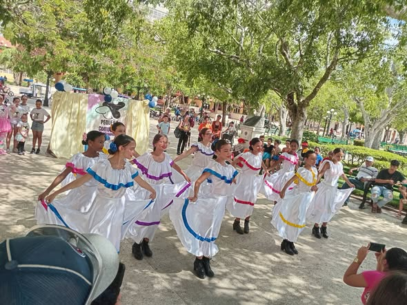 DMECiegodeAvila's tweet photo. 💃🕺El arte de nuestros infantes colma de colores y alegrías la etapa estival en el territorio avileño. #VeranoConMiGente #CiegodeAvila #DGEMCiegodeAvila https://t.co/DdDKiKgd6U