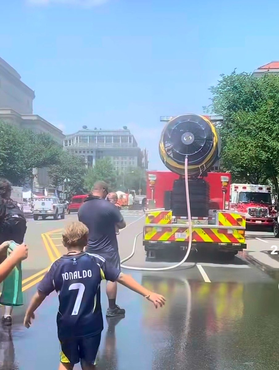 DcfdPoetker's tweet photo. #FAN1 making its debut on the National Mall utilizing the mister feature of its massive #200000CFM capable fan to help people stay cool during this #ExtremeHeatAlert. The #ApparatusDivision has been busy coordinating training for new units to serve #TheDistrict https://t.co/dspcldevxC