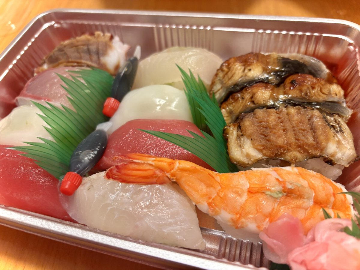 Pontanachan's tweet photo. 地元寿司テイクアウト🍣(昨晩) https://t.co/pDP3WFlstg