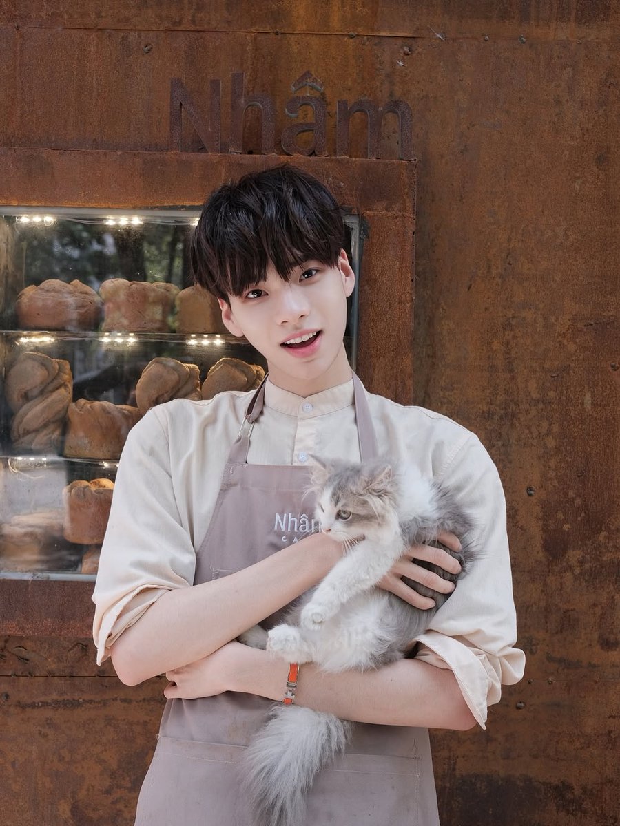 kcloud_hk's tweet photo. 夏日炎炎，奶狗超甜！☀️
上班是温柔抱猫的面包师，私下是温泉里的饱满胸肌。
软甜脸蛋搭配健硕身材，这反差感谁���不爱！ https://t.co/m0nyTsp4TV