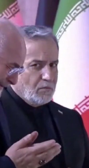 _Hasdiey's tweet photo. مجتبی وقتی میبینه مرگشو اعلام نکردن و حالا همه واسه شرکت نکردن تو مراسم باباش بهش میگن کاکولد https://t.co/4l37rkPswW