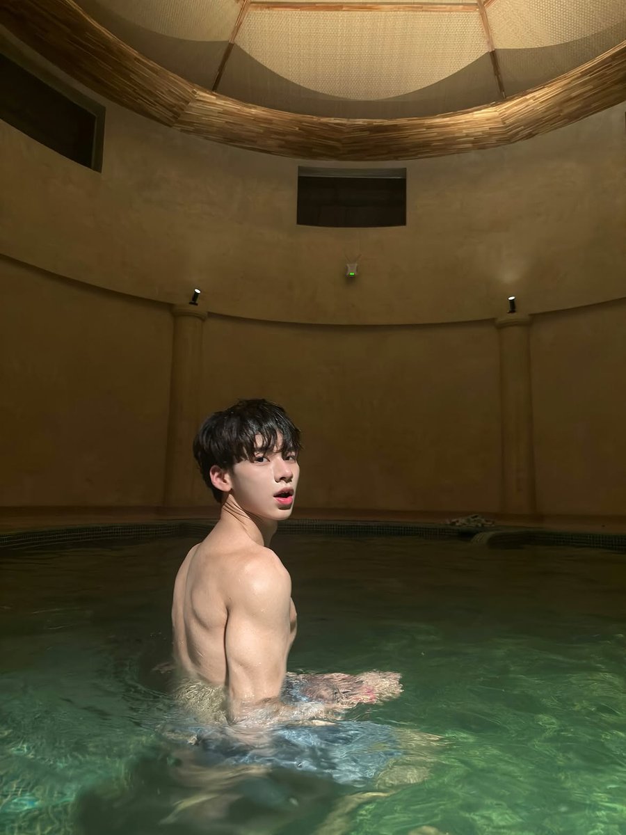 kcloud_hk's tweet photo. 夏日炎炎，奶狗超甜！☀️
上班是温柔抱猫的面包师，私下是温泉里的饱满胸肌。
软甜脸蛋搭配健硕身材，这反差感谁���不爱！ https://t.co/m0nyTsp4TV