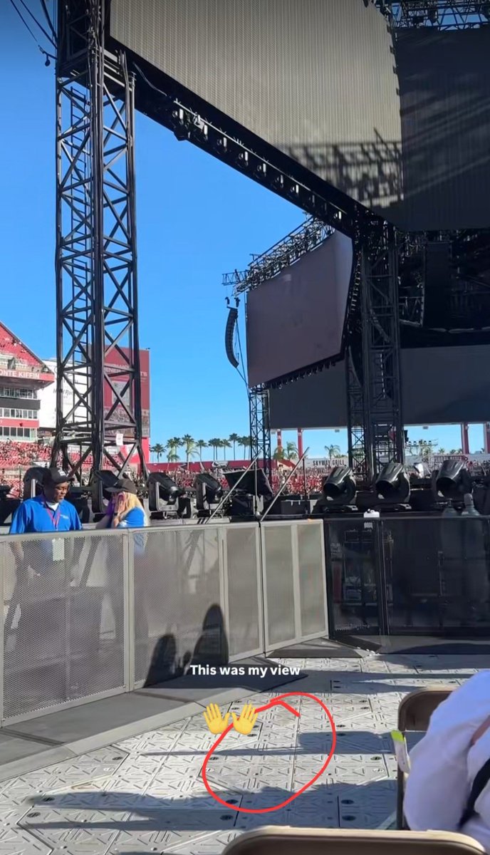 Violetabe_'s tweet photo. La ministra acaba de pedirle a dgmedios que se instale el escenario sobre un sistema modular mecano, pero parece que la ministra no se ha enterado que el ecenario viene con este sistema, mismo que ha estado instalado en todos los conciertos 
 #BTSALNACIONAL https://t.co/80kiFiFl0R