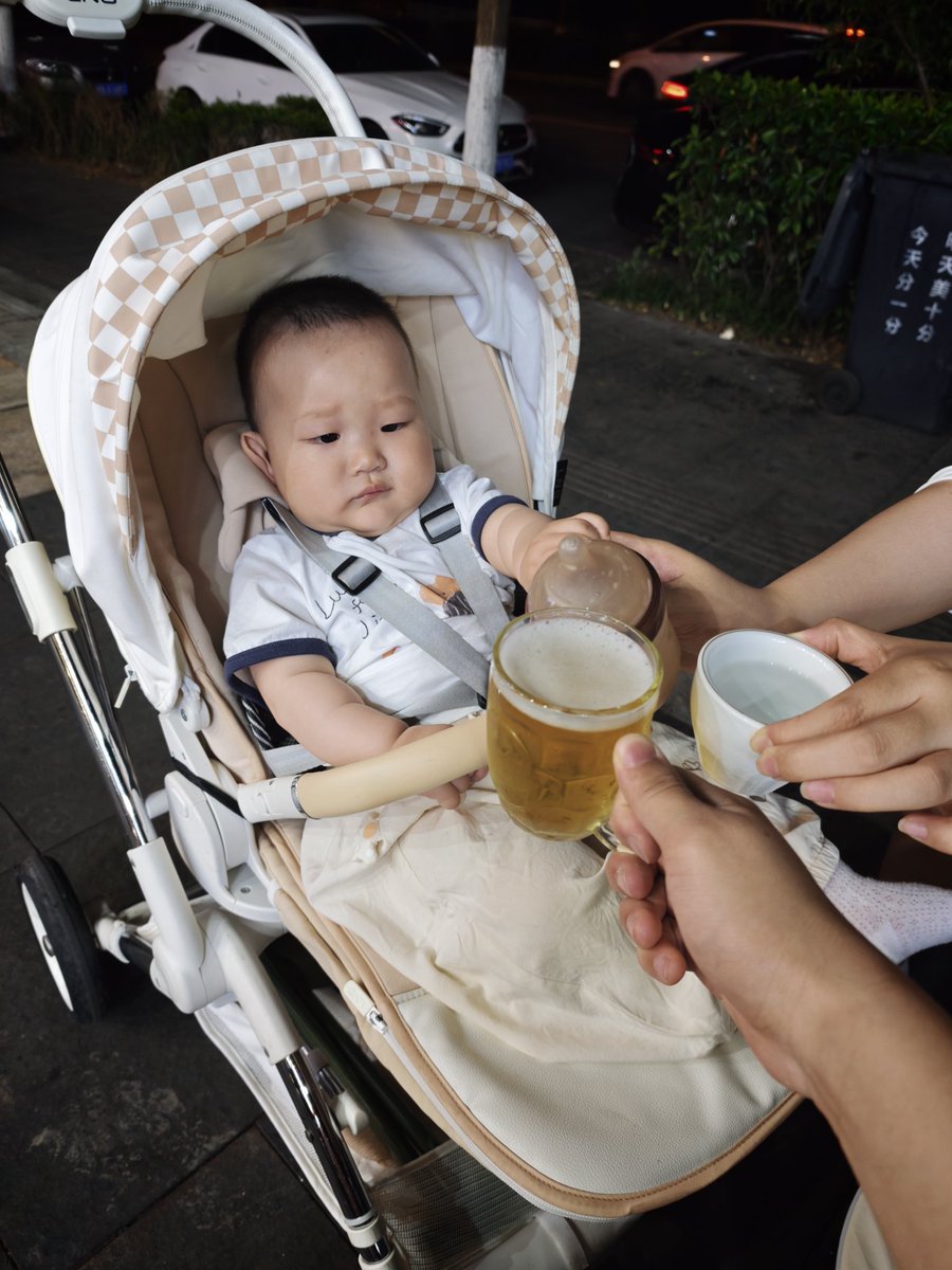 QDXY1998's tweet photo. 嘿嘿嘿，干杯 https://t.co/9BqAGV0uEs
