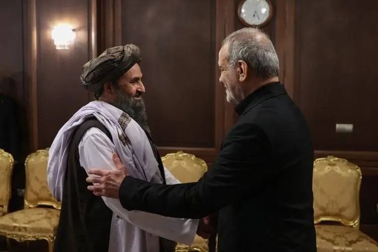 SebghatullahH14's tweet photo. د ایران ولسمشر مسعود پزشکيان د اسلامي امارت د ریاست الوزراء اقتصادي مرستیال ملا عبدالغني برادر په مشرۍ د ورغلي افغان پلاوي تود هرکلی وکړ. https://t.co/M6X23S1fLL