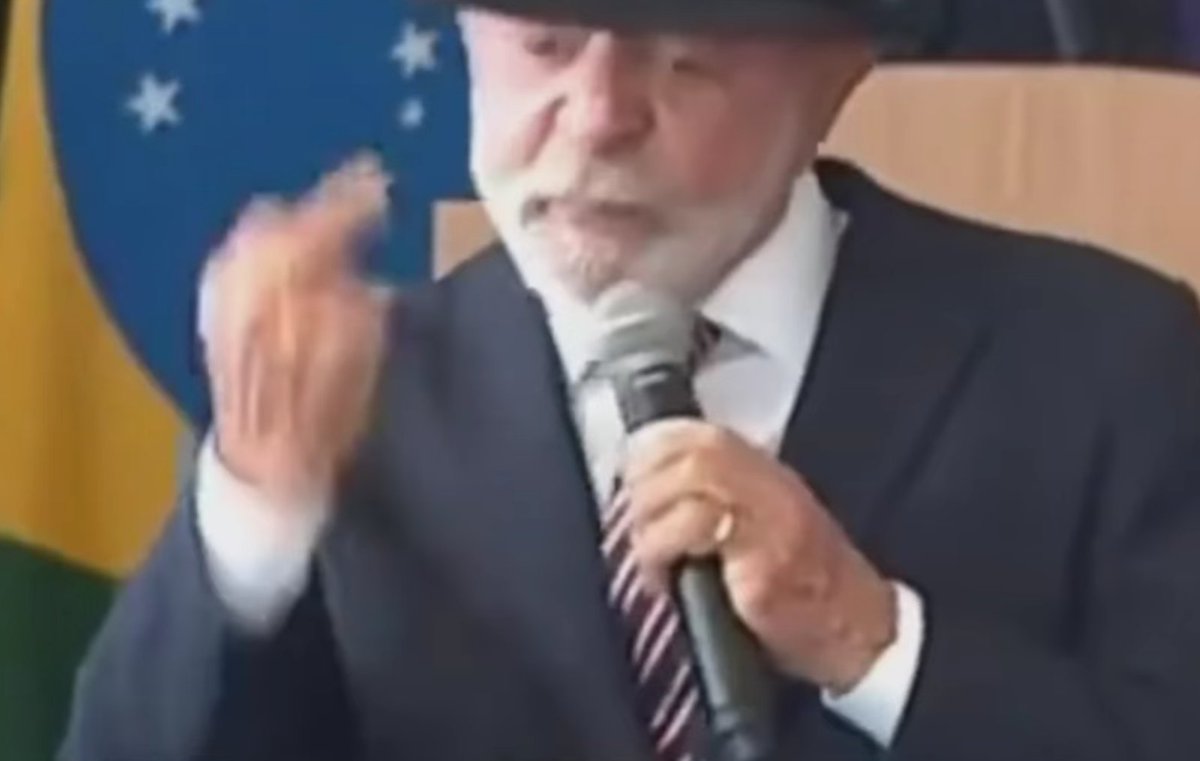 rrnicou's tweet photo. Molusco do amor faz gesto obsceno! Você petista mortadela, ainda continua acreditando nesse ladrão e corrupto? https://t.co/DP7XLdQ3x0