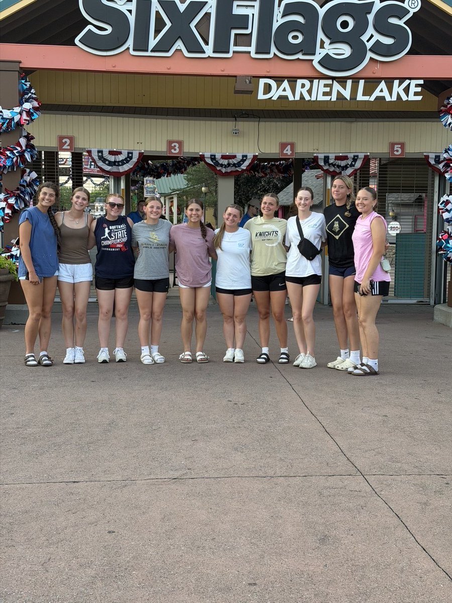 PolarCrushRoy18's tweet photo. Having a great weekend so far in Buffalo!! Playing great softball and doing some fun team bonding at six flags! 💙🧡 https://t.co/qCfnkkd9wo