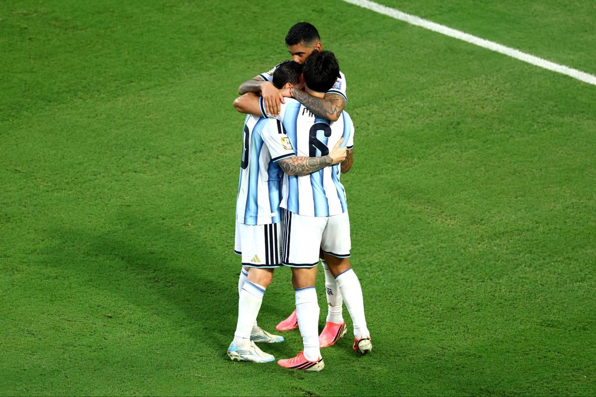 M10GOAT's tweet photo. القائد يحتفل مع ليساندرو 🩵🩵🩵 https://t.co/itygOjSMhc