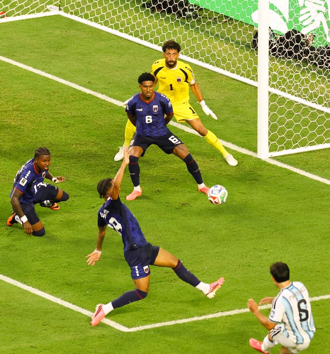 n2bsi's tweet photo. Lisandro Martinez  #FIFAWorldCup https://t.co/IGvwJuy2r1