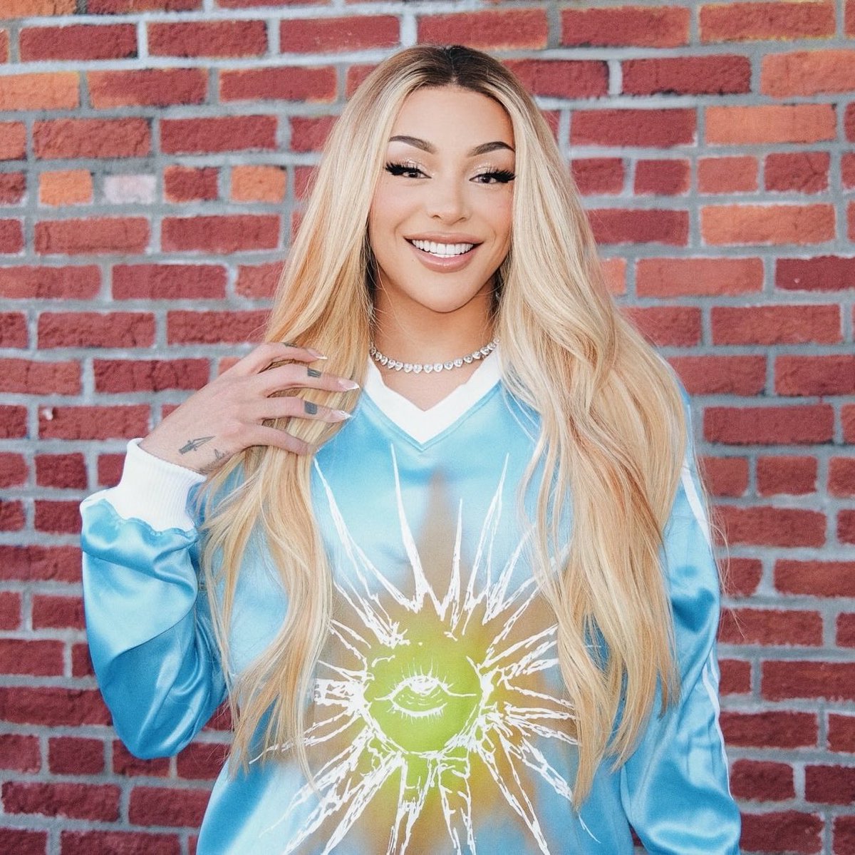 GalinhaVittar's tweet photo. 🚨HUMILDE! Pabllo Vittar teria negado o convite de Taylor Swift para ser madrinha de seu casamento pois não queria "roubar todo o holofote do casamento" 

A cantora Taylor Swift agradeceu a rainha brasileira em seu Instagram https://t.co/Y7jbLAJLQZ