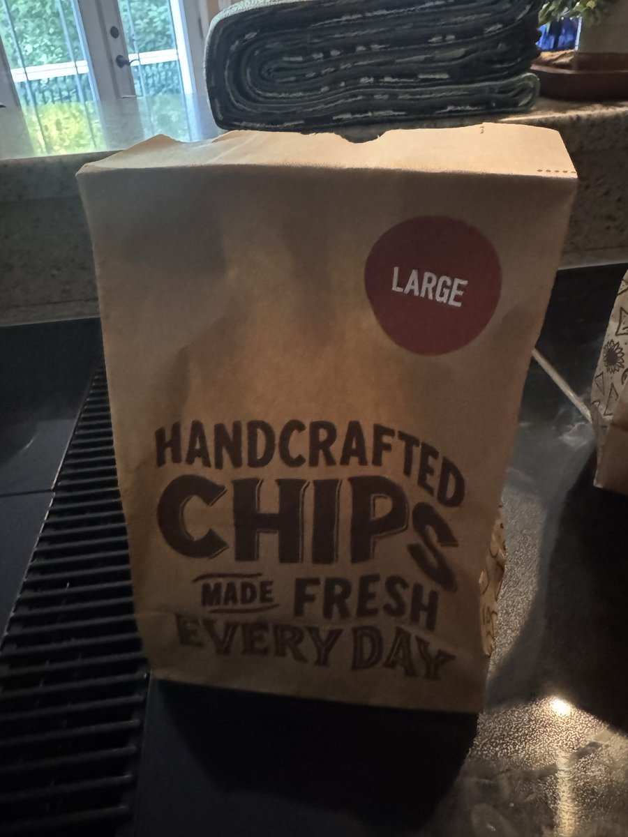 thegraylife's tweet photo. @ChipotleTweets seriously… why am I ordering a large bag of chips if this is what I get? What a ripoff. https://t.co/Wa0EeEzT9N