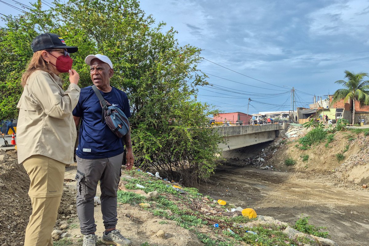 JacquelinePSUV's tweet photo. En Caraballeda estamos garantizando el cauce del río San Julián y el paso seguro por los puentes adyacentes. https://t.co/PSRnNa4zKn