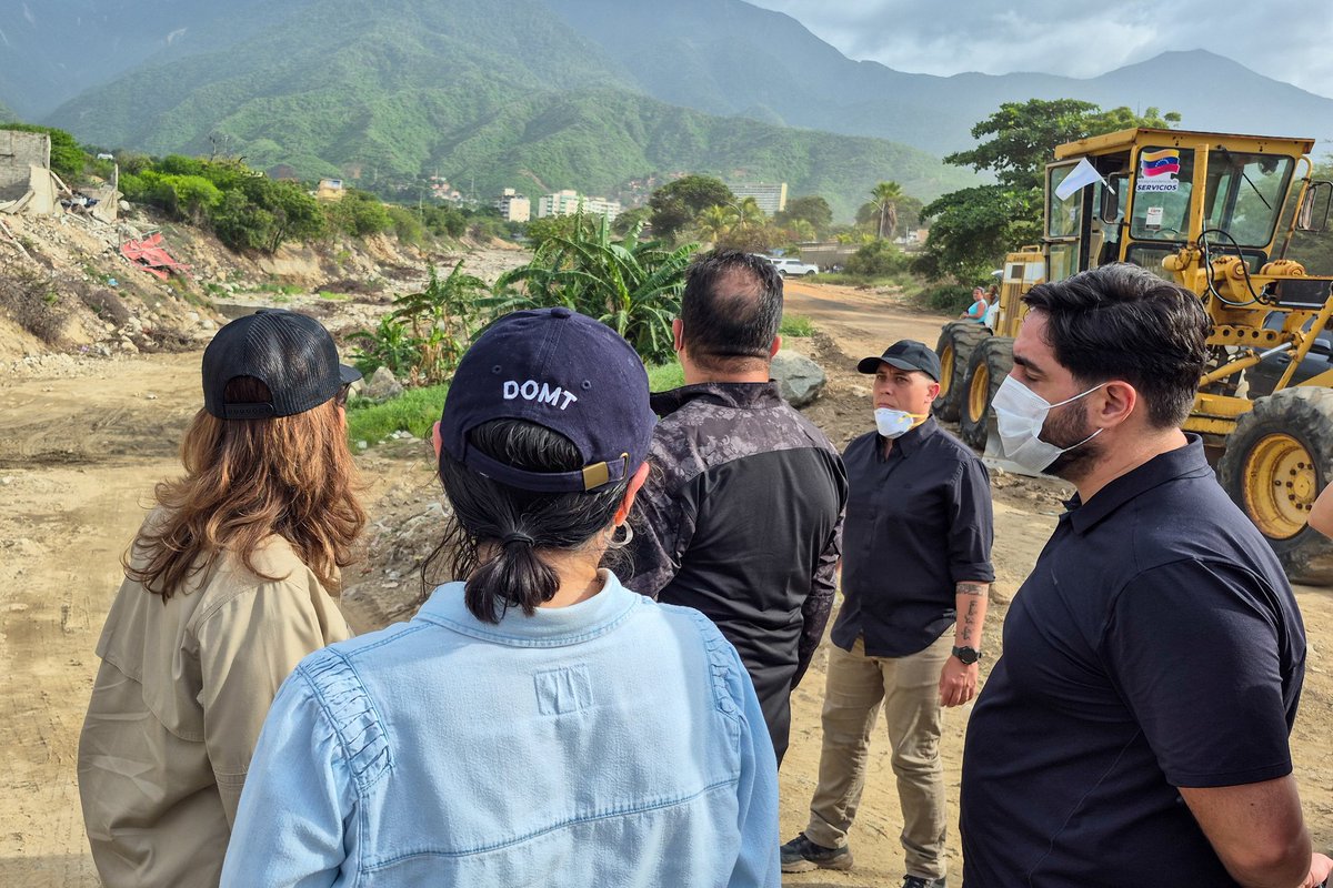 JacquelinePSUV's tweet photo. Actualmente nos encontramos reponiendo las condiciones de seguridad vial en las infraestructuras: colocación de barandas, asfaltado y mantenimiento en las juntas de dilatación. https://t.co/hlZJ6t425u