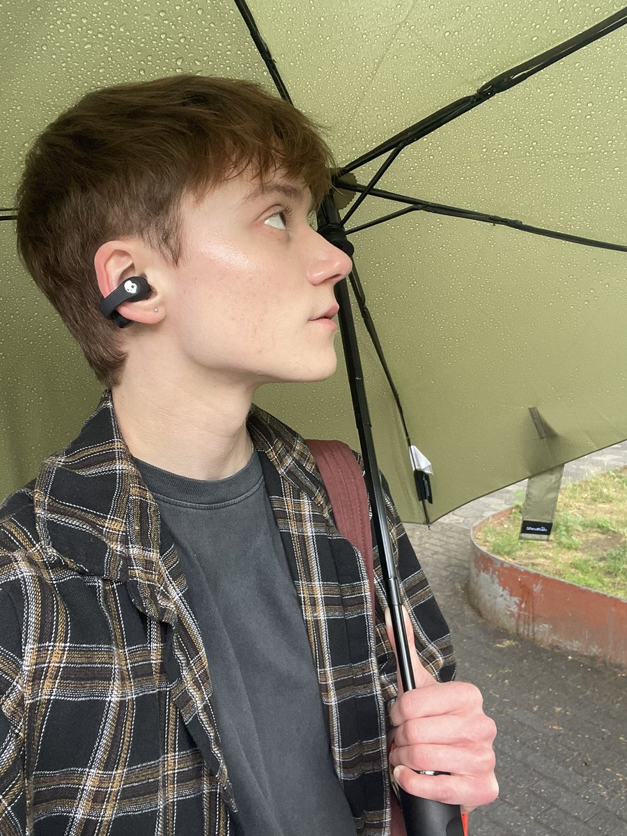 calrwright's tweet photo. rainy selfies from the other day 🍃 https://t.co/Qont8QIm8P