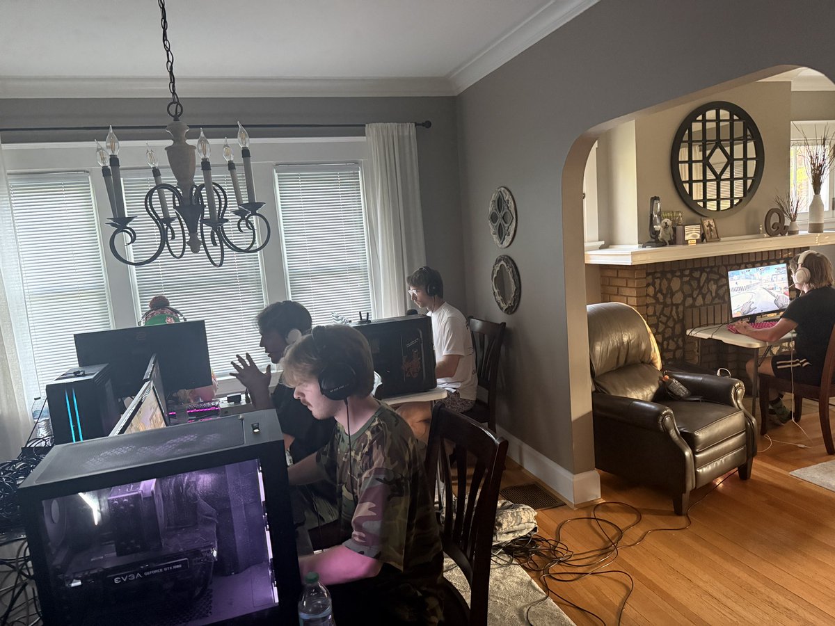 dukeobarf's tweet photo. CSGO LAN party party https://t.co/37zhWxv1mF