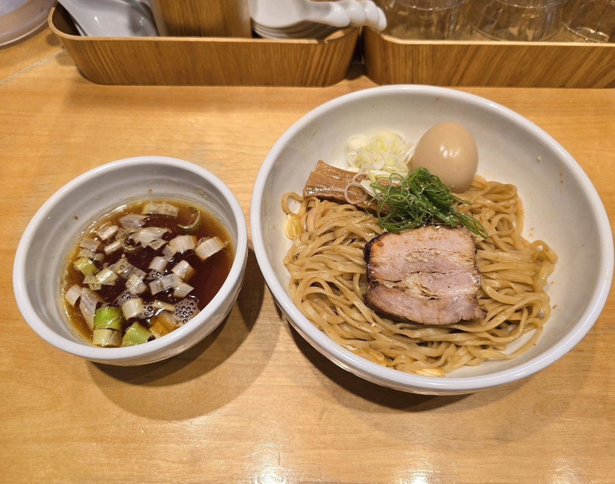 K46749975's tweet photo. 佐々木製麺所@西荻窪

◾🥚油そば

🈁ラーメンも旨いけど⤴
久々に 唯一無二の油そば😘

強弾力🏋‍♂小麦香り豊か平打ち麺
混ぜたら~コマ豚と
上品な油醤油と💥辛味パンチ
魚介と酸味 和風出汁スープ付き🤗

注文毎に🐖網で炙り焼き
ホロ柔 神豚に旨米で大満足丼🤤🩵
#ミシュラン https://t.co/W8owlGUsNC