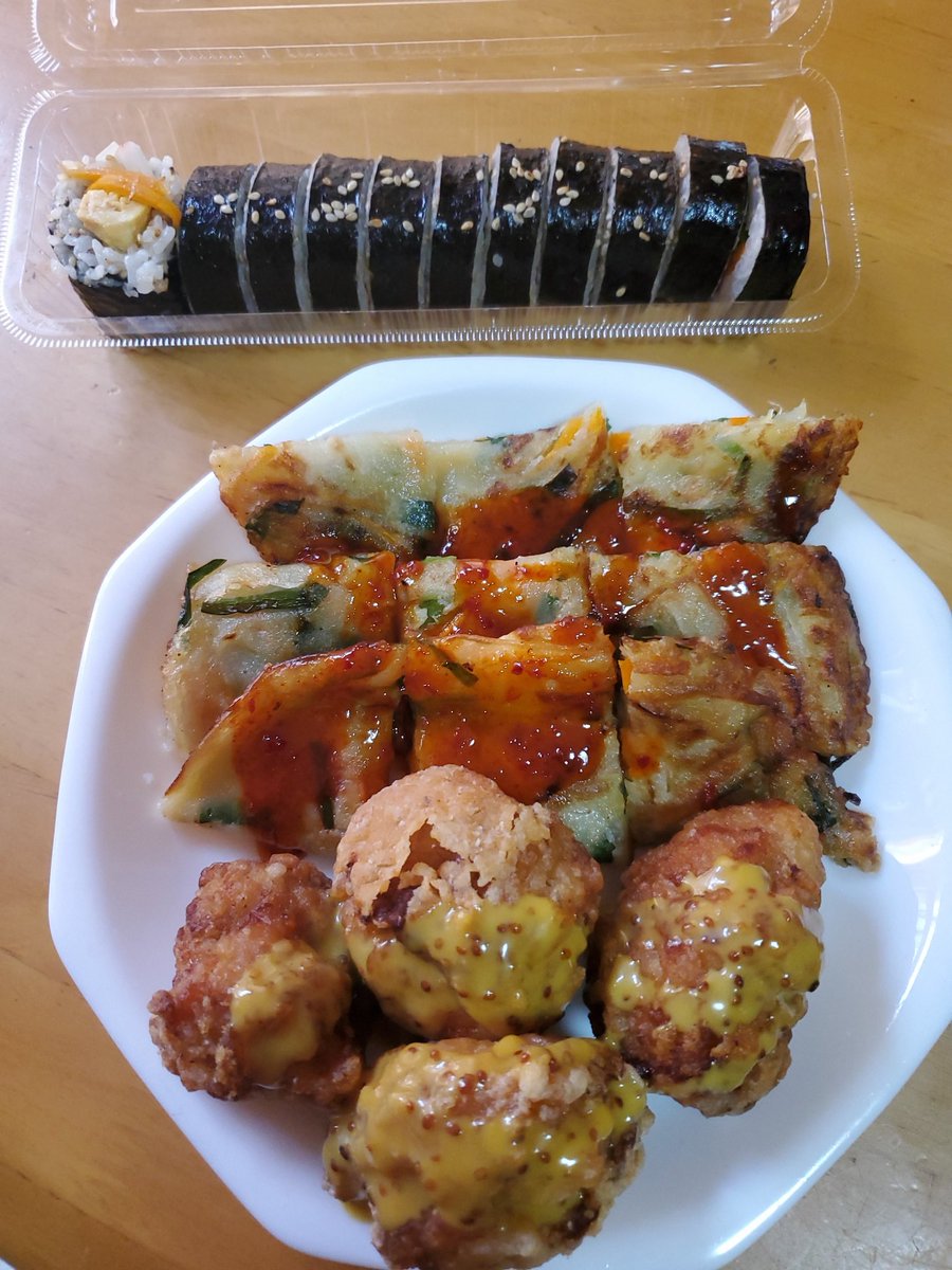 tomohareruya's tweet photo. @matsunagakenji1 おはようございます＼(^-^)／
昨日は韓国料理のキッチンカーと偶然遭遇して購入しました💜
ばり旨でございましたよ(笑)

やはり韓国料理は最高です＼(^-^)／
これにチャプチェが有れば100点満点💯🤣🤣
こちらは雨の週末です☔
良い時間を過ごしてくださいね＼(^-^)／ https://t.co/zJOgt6GRSR