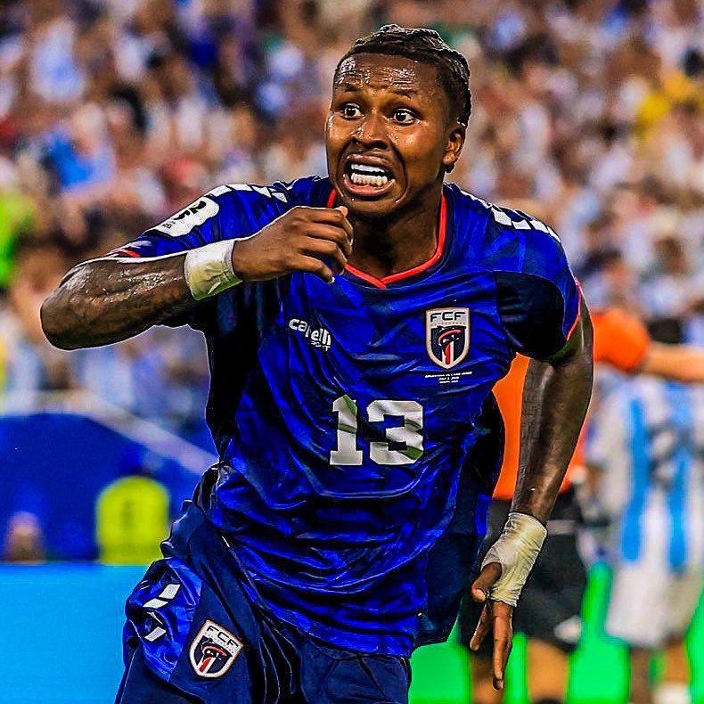 eurofootcom's tweet photo. In the 2021/22 season, Sidny Lopes Cabral was playing in the 5th DIVISION of German football...

4 years later, he has scored in a World Cup knockout match for Cape Verde against Argentina. 

When he scored, he simply could not believe it and went to the stands. 🥹🇨🇻 https://t.co/PzyLgoYTFv