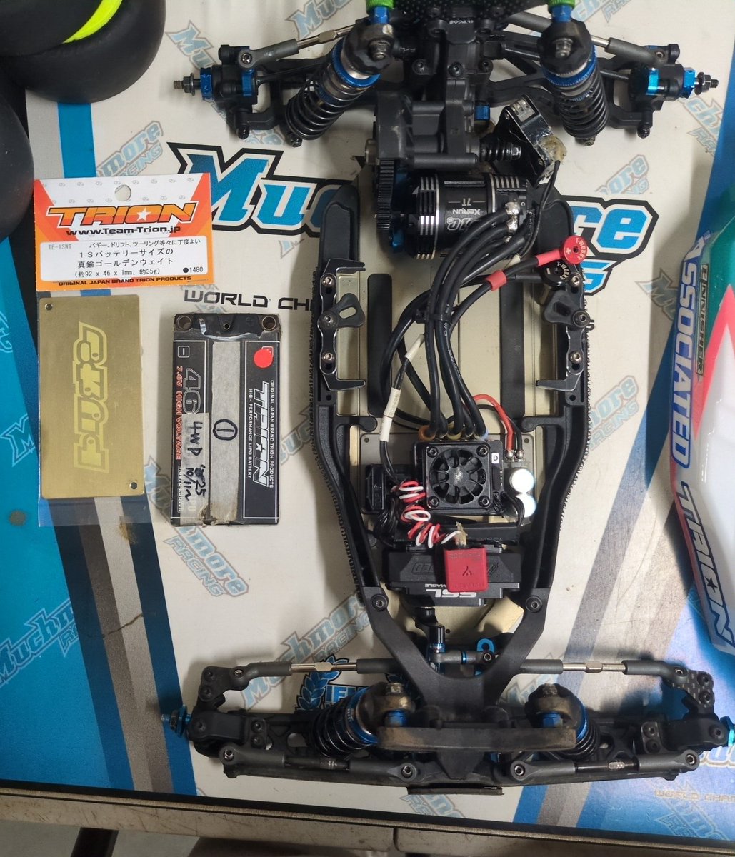 Kunkun3281's tweet photo. 今日も2WD！いつもはとりおん4900を使っているんですけど今日は4600に 1Sバッテリーサイズの真鍮ゴールデンウェイトを組み合わせて走らせてみます
#とりおん https://t.co/wkkJJn8wqL