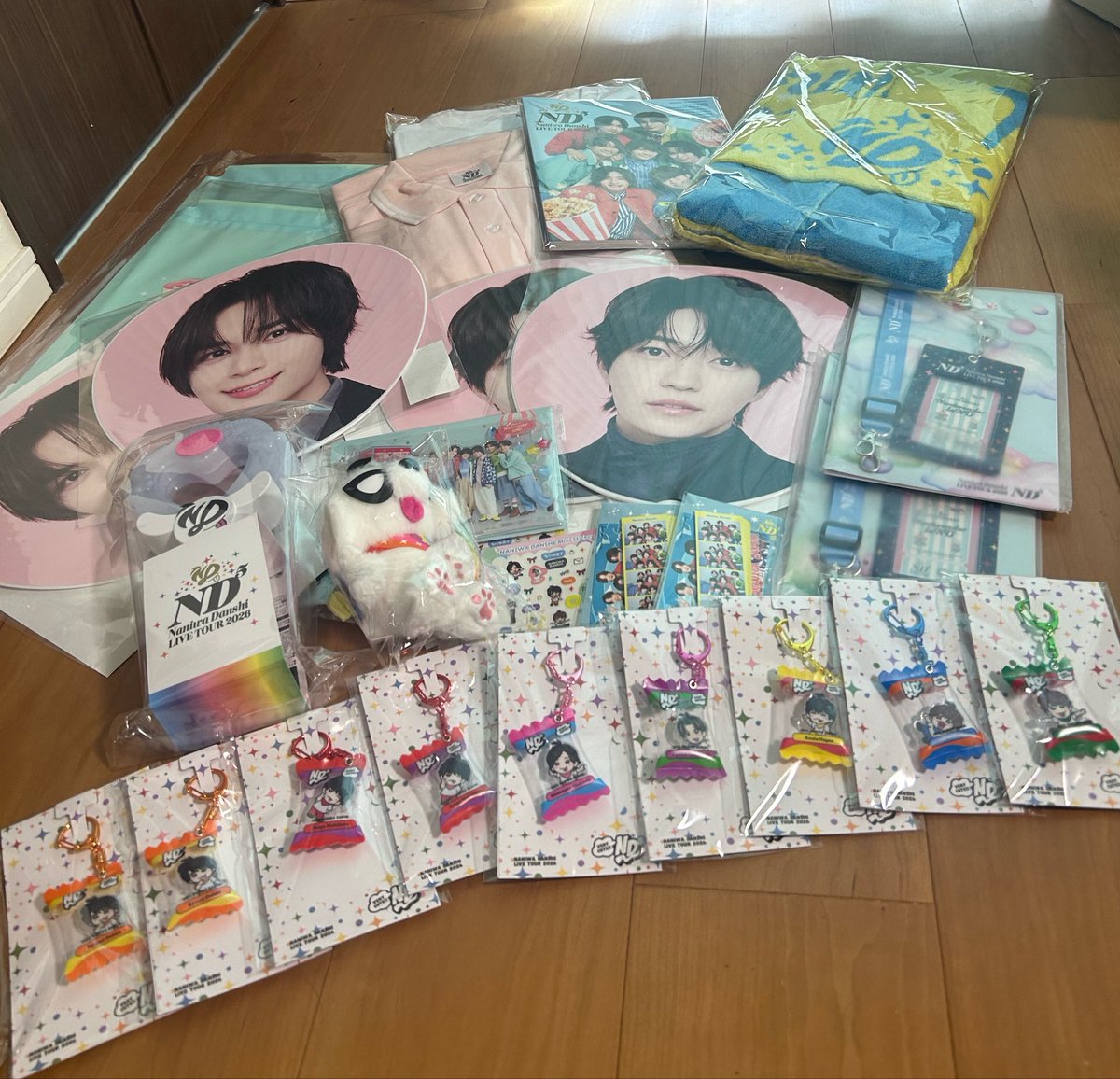 nanco08070109's tweet photo. 夜勤明けで帰ってきたら旦那さんが受け取りしてくれてて、グッズ届いてた✨
ビッグショッパーよりドデカダンボールで全部丁寧に梱包されてて、ありがとうございます🙇‍♀️
キーホルダーは全部ちゃんとした向きで個体差もなかった😊 https://t.co/DO8WIzOrjr