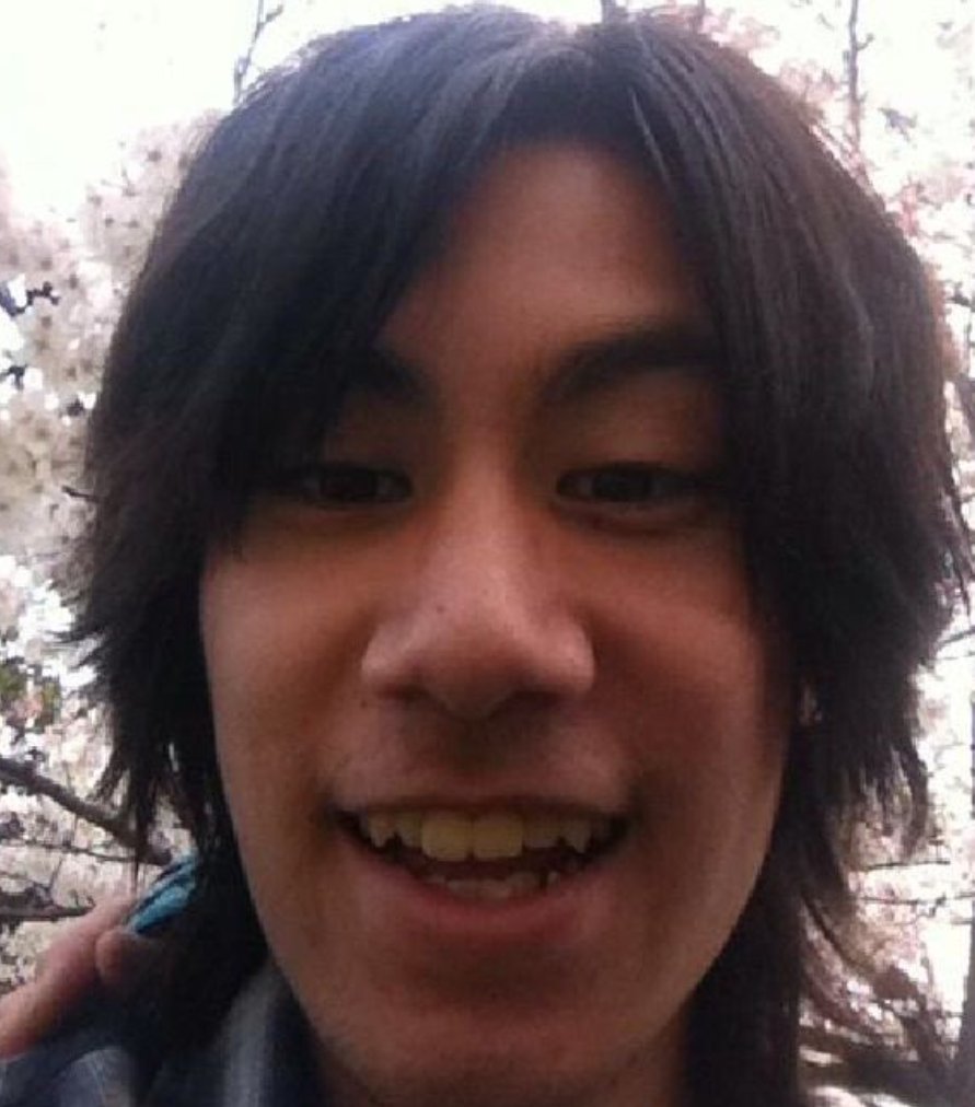 U6k7GnTqyLPlEvF's tweet photo. 知名度SSS　船橋龍一

川崎中一殺傷事件

2015年2月20日深夜未明
神奈川県川崎市にある
多摩川の河川敷において
LINEで呼び出した
上村遼太さん当時13歳に対して
共犯者である
樋口利生や柴山和也とともに
集団で殴る蹴るなどの暴力をふるった。

また極寒のなか、上村さんを
無理やり全裸の状態で
川で泳がせたり
カッターナイフで顔や背中など
全身43か所も切りつけるなどして殺害した。

上村さんと船橋たちは
元々、同じ不良グループの
仲間であったが
最年少であった上村さんは
船橋たちから
使い走りにされていたことから
グループを抜けたがっていて

そのことに激怒した船橋は
上村さんを正座させた状態で
頬が腫れ上がり、
目の周りに大きなあざができるほど
殴り続けた。

そのことを知った
上村さんのクラスメイトたちが
船橋の自宅を訪れて
抗議してきたことから
船橋は、上村さんから告げ口をされたと思い
その逆恨みから
今回の事件を起こすことにしたのだった。

2016年2月10日に
横浜地裁で行われた、
裁判員裁判において
船橋は犯行当時18歳だったことから
少年法が適用され
懲役9年以上13年以下の不定期刑となった。

なので2026年現在
もうすでに出所しているかもしれない。

少なくとも2029年頃には
完全に出所しているのだ。

こんな奴が社会に野放しにされるとは....