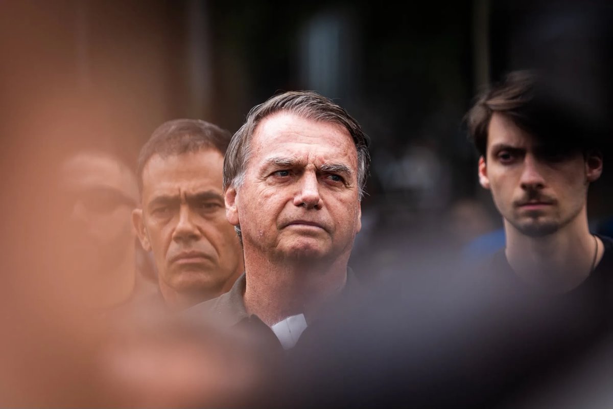 bolsonaro__jr's tweet photo. Meu pai NÃO volta para a Papudinha. Ele vai continuar em casa, perto da família. Graças a Deus.

Mas ninguém aqui está comemorando. Ele continua PRESO. Um homem doente, que recebeu quase 60 milhões de votos, vítima de uma das maiores injustiças da história do Brasil.

Te amo, pai. Estamos sempre juntos. E não vamos descansar enquanto você não estiver LIVRE.