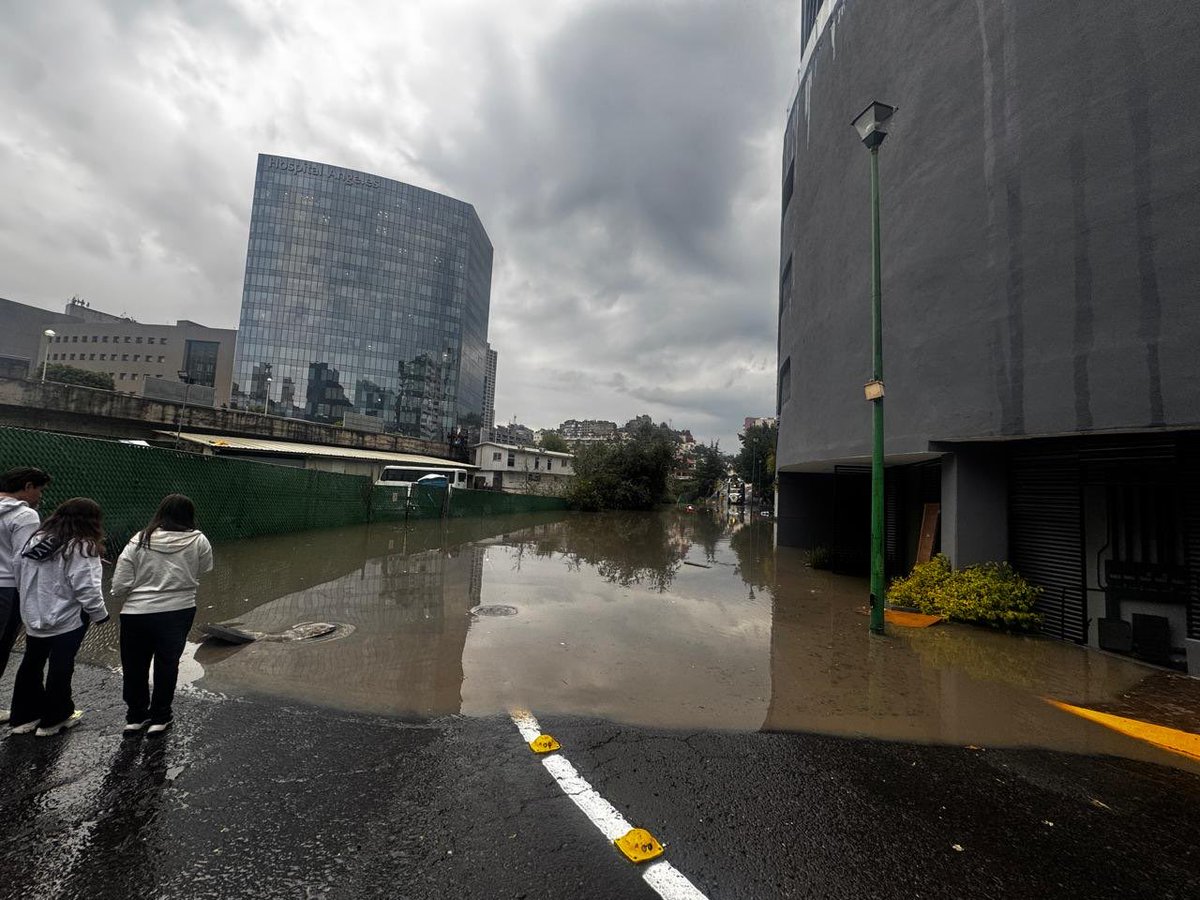 Duhjentleman's tweet photo. @RominaCDV Y como fue  q se cambiara el uso de piso de vivienda unifamiliar a construir ese edificio??? Y no hacen nada para reducir las inundaciones y siguen construyendo en interlomas… insostenible! https://t.co/VPWfnmVv8T