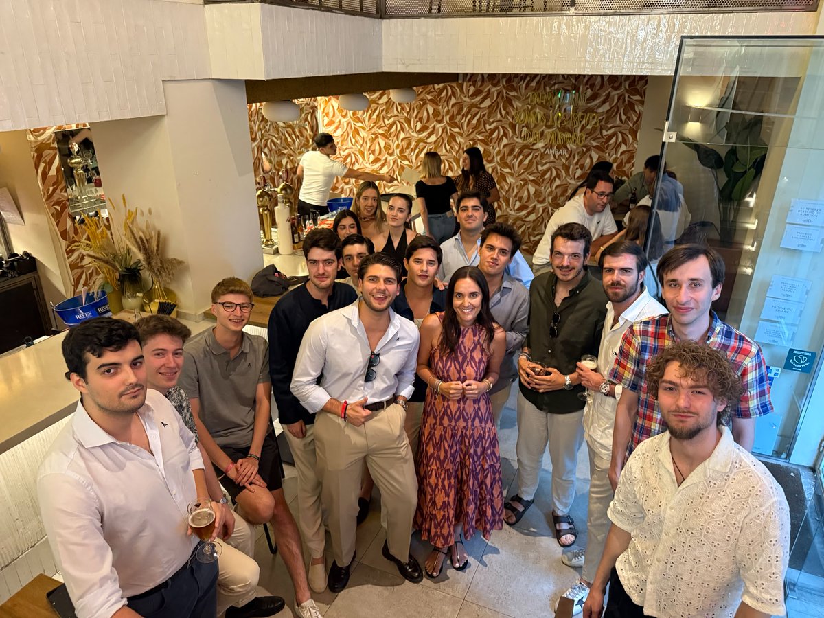 maca_puentes's tweet photo. Con los mejores en su cena de verano ☀️

@nngg_salamanca https://t.co/NJdlWVEn11