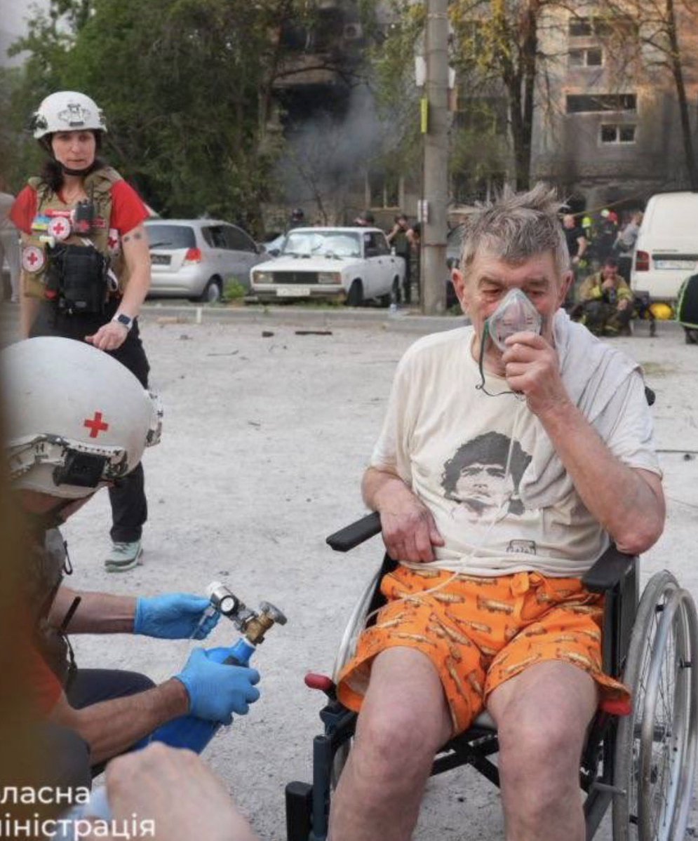 visegrad24's tweet photo. BREAKING:

5 Ukrainian civilians killed and dozens wounded after Russian glide bomb attacks moments ago against the cities of Sumy and Zaporizhzhia

3 killed in Sumy and 2 in Zaporizhzhia. https://t.co/OOmbc1q6zf