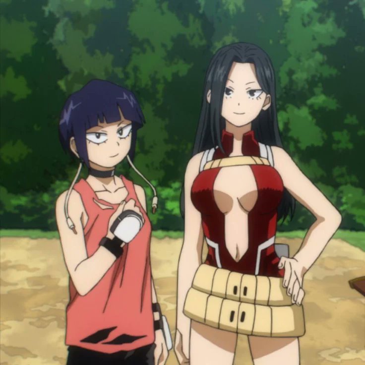 Mangaic2's tweet photo. Who is the BEST MHA GIRL between these two ? 😍⬇️ https://t.co/kIoQDxwrPz