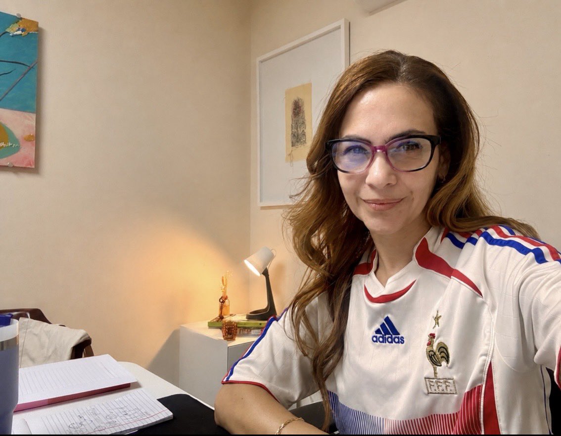 dearmari's tweet photo. Hoy se trabaja, pero… soy la Chief FIFA Fridays Officer en la oficina ✨ hoy en Fédération Française de Football jersey ⚽️ 🇫🇷🫡 https://t.co/7DfUkpYcAo