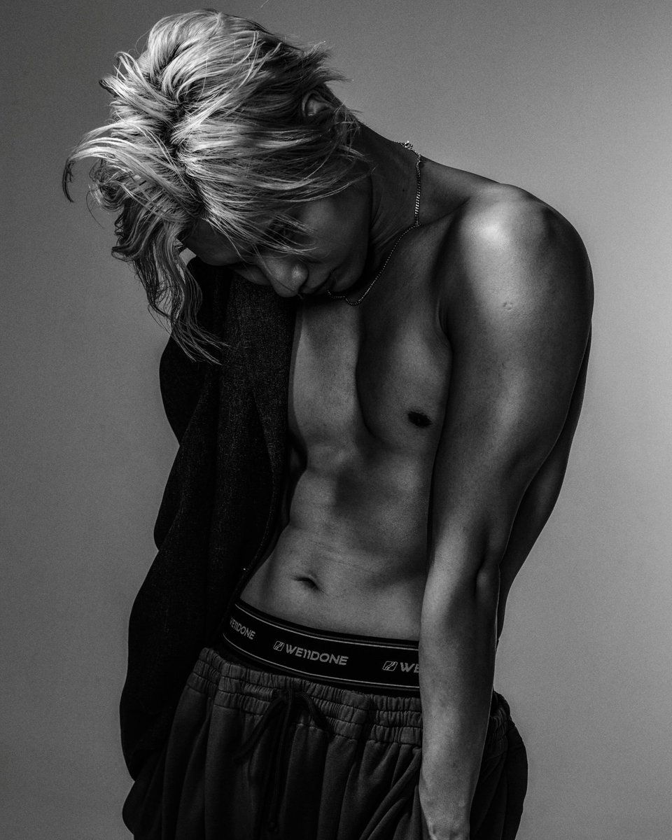 spfcmalik's tweet photo. sem brincadeiras esse é o melhor ensaio de fotos que ele já fez, que homem absurdo pqp https://t.co/KyR4oEASbI