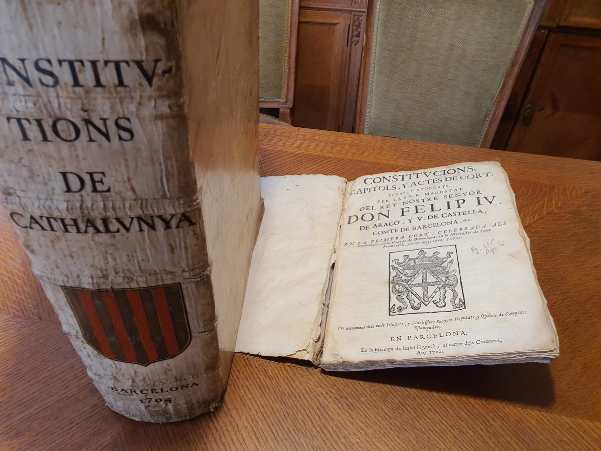 RBerenguerIII's tweet photo. Si el xoc de 1714 va suspendre provisionalment el nostre sistema jurídic per la força de les armes, l'estafa més gran de la modernitat ha estat la devaluació de la paraula GENERALITAT per part de l'autonomisme. Ens han ensenyat a creure que la Generalitat és només un govern regional, una gestoria a la plaça Sant Jaume sotmesa al marc espanyol i poruga de les suspensions de l'Estat. Ens han venut la clau de la gàbia com si fos la llibertat.

​Anem a desmuntar el marc mental regionalista amb la veritat jurídica a la mà. Històricament i de iure, la Generalitat no és un govern; la Generalitat és EL GENERAL. És a dir: la universitas de la terra, el comú de Catalunya erigit en comunitat lliure. La Generalitat és, per definició, la pròpia REPÚBLICA CATALANA. El que avui anomenem erròniament "Generalitat" (el president, els consellers) era en realitat la Diputació del GENERAL, un simple comitè executiu encarregat d'administrar els fons i defensar les lleis del país. La propietat del dret i la sobirania eren del General; el govern era un simple gestor delegat.

​L'autonomisme actual ha capgirat la truita a favor de l'amo: actua com una Diputació submisa que accepta que les lleis del nostre Parlament es tombin a Madrid, validant la "Real Voluntad" de la Nova Planta a canvi de gestionar competències engrunades.

 Juguen a la defensiva demanant transferències com si fóssim una província demanant permís, oblidant que el poble és el vertader propietari de la sobirania.

​Per això, la República moderna del Segle XXI no neix de fer un experiment de zero ni de reformar aquest marc autonòmic assimilat. Neix d'un acte d'ofensiva i dignitat: la continuïtat de les nostres Constitucions que continuen sent vigents de iure, perquè la violència militar de 1714 mai ha generat ni generarà dret legítim.

 Actualitzar les nostres lleis fonamentals a l'era digital significa retornar el poder al General —a la xarxa ciutadana— mitjançant la democràcia directa, la transparència i el control absolut de les institucions.

​Deixem de comportar-nos com una gestoria agraïda que administra la seva pròpia submissió. L'objectiu de l'activisme avui no és defensar l'autonomisme; és restaurar i posar al dia l'arquitectura de la República que ja som de iure.

El General som nosaltres! 📜⚖️ #Constitucions #RepúblicaCatalana