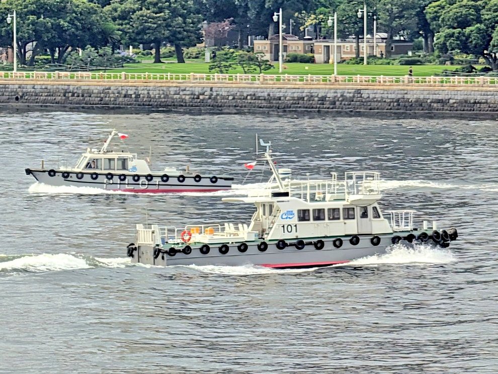 Burei_m16's tweet photo. 【と或る朝の大さん橋】
大さん橋でパイロットボートの動きを一時間ほど眺めてました。
朝7時台でしたが、パイロットボート基地⇔大型船/タグボートの往来数がすごかったです。
船の入出港を支える水先人の存在の大きさを改めて感じとることができました。 https://t.co/FC5puBKYkC