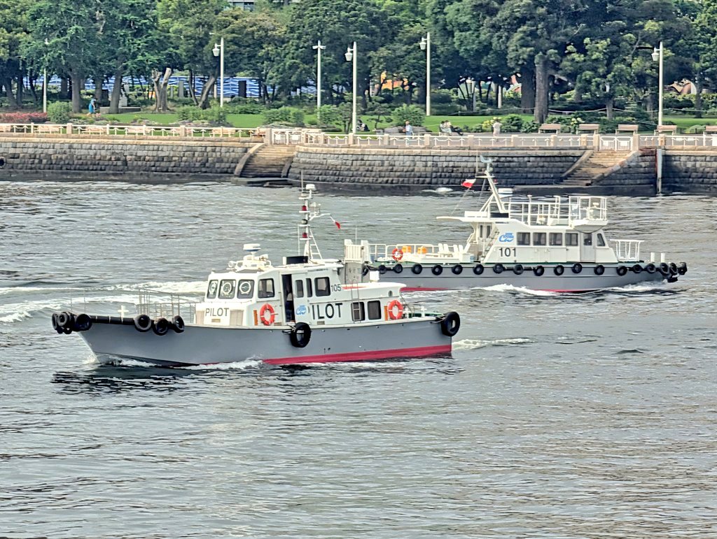 Burei_m16's tweet photo. 【と或る朝の大さん橋】
大さん橋でパイロットボートの動きを一時間ほど眺めてました。
朝7時台でしたが、パイロットボート基地⇔大型船/タグボートの往来数がすごかったです。
船の入出港を支える水先人の存在の大きさを改めて感じとることができました。 https://t.co/FC5puBKYkC