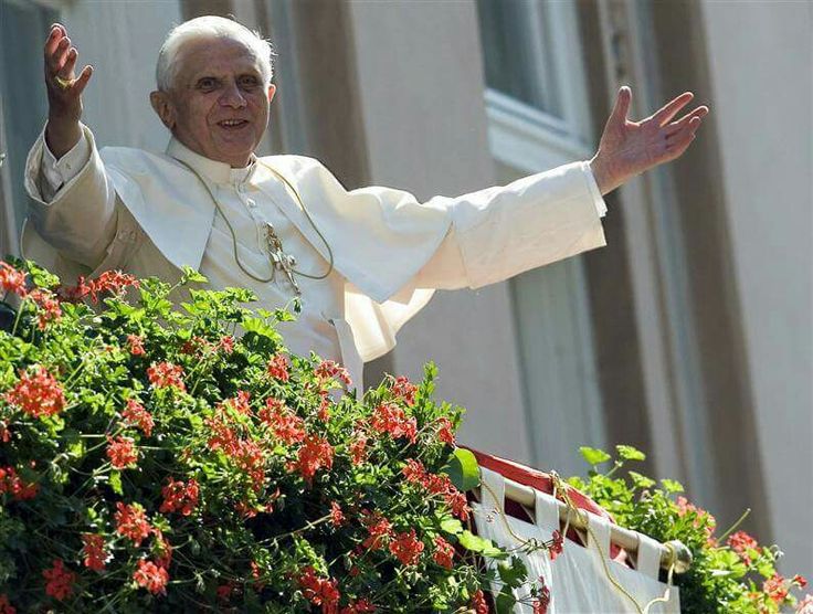 SerenaLocatell1's tweet photo. BENEDETTO XVI NON HA MAI CONSEGNATO IL MUNUS PETRINO ED È RIMASTO PAPA FINO AL GIORNO DELLA SUA MORTE IL 31 DICEMBRE 2022🔥🔥🔥#radiodominanostra #Papa #Benedettoxvi #Pope #Chiesa #Church #Iglesia #Église #Cristiano #Christian #cattolico #Catholic #catholique #Católico #Fe #Faith https://t.co/vNPq9ecDPb