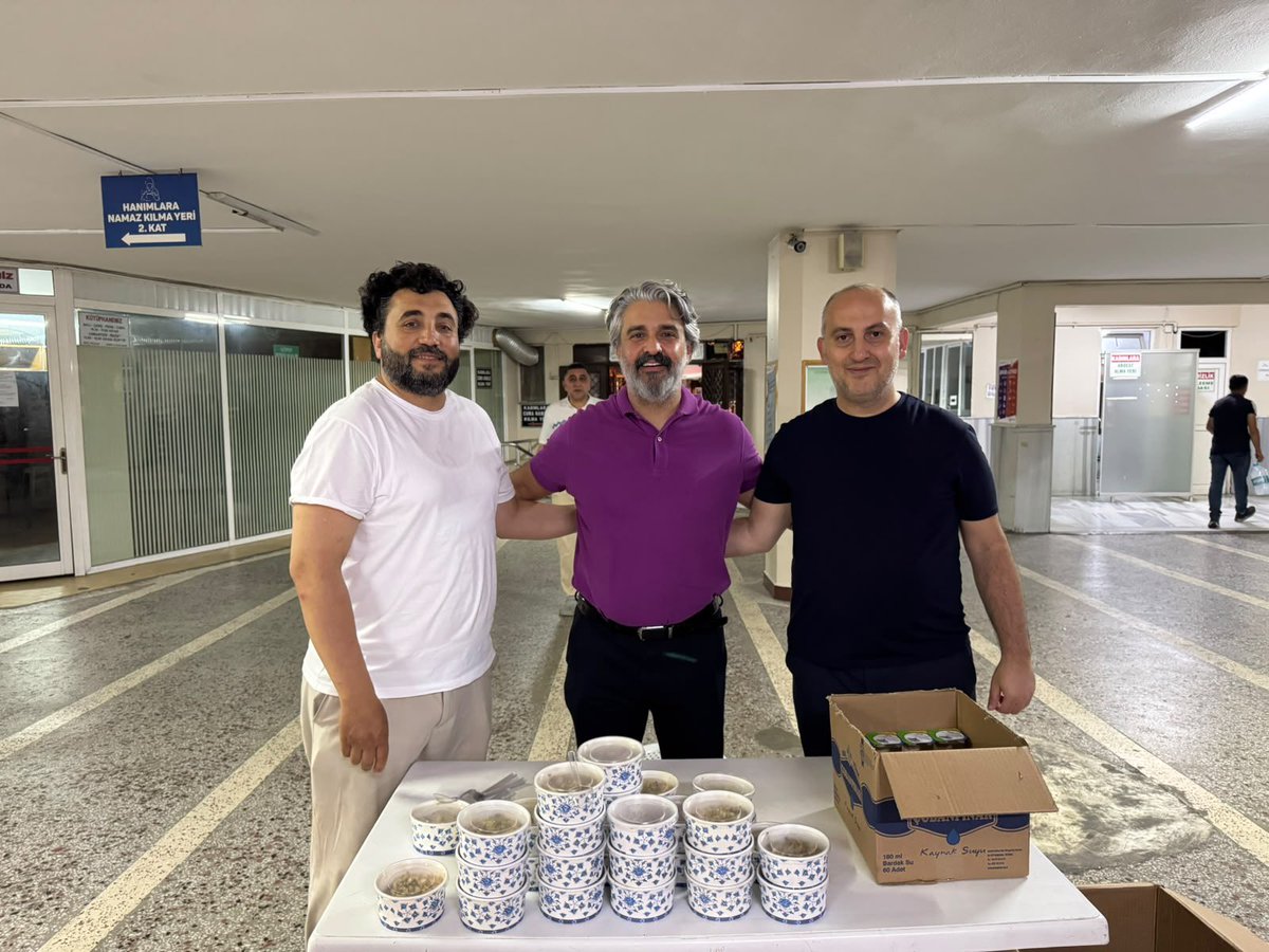 EnsarBakirkoy's tweet photo. Muharrem ayının bereketini,paylaşma ruhunu, Bakırköy Kara Derviş Ağa Camii’nde hep birlikte yaşadık.
Bakırköy Ensar Vakfı olarak Muharrem ayının birlik, beraberlik,kardeşliğimizin güçlenmesine vesile olmasını Yüce Allah’tan niyaz ediyoruz.
@EnsarVakfi @Ramazan_denli81 @f_kiyiklik https://t.co/z3dheM2dyM