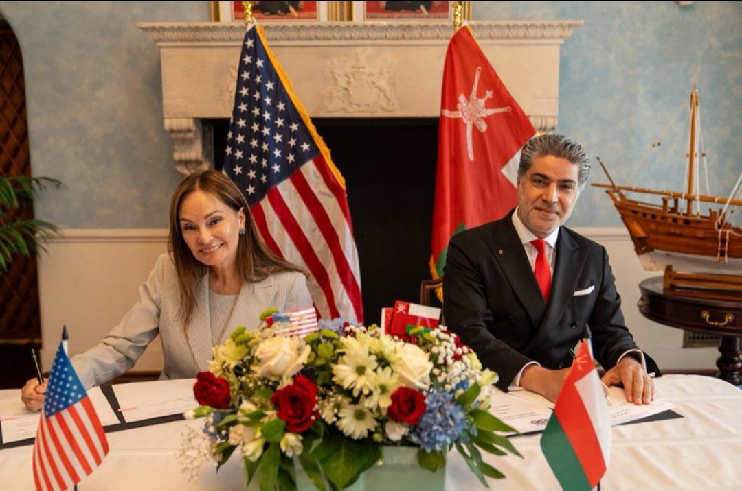 saifxalhadrami's tweet photo. تعزيزاً للشراكة التاريخية الممتدة بين البلدين الصديقين.. سفارة سلطنة عُمان في واشنطن توقّع بيان تعاون مع لجنة الذكرى الـ 250 لاستقلال الولايات المتحدة الأمريكية. 🇴🇲🇺🇸
#سلطنة_عُمان 
#أول_دبلوماسي_عربي https://t.co/DiSAi01jf7