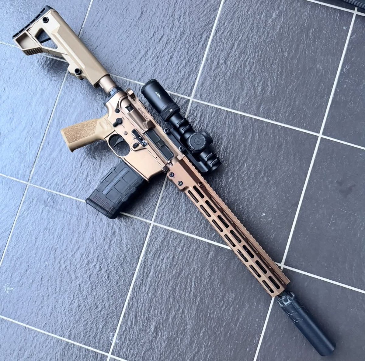 teppoblog's tweet photo. Geissele GFR-X 5.56
SOCOM HICARのガイズリー案?

Phased Arrayガスシステム
→低速安定作動
緩速おもりつきボルトキャリア
→低反動、600RPM低速フルオート
→Surefire OBC/AROCと同様
ボルトとバレルエクステンションを延長
→高圧5.56に耐える、AROCと同様

https://t.co/dVCQqEYBmq https://t.co/beoTS5EXG2
