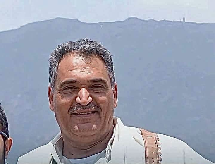 IbrahimAsqin's tweet photo. سيف الشاهري ضابط عند علي حسين  مكلف له بملف كامل ..
 الملف خاص بمتابعة كل اخبار مشائخ محافظة اب ورموزها ونقلها الى علي حسين  اول باول ..
 لذلك ضبطه بتلك الكيفية التي سمعنا بها لانها يعمل ضمن منظمومة يديرها على حسبن بعد الاختلاف بينهم بسبب شى اخر 
هذه الحقيقة ومن يريد ان يصدق ذلك فمرحبا 
ومن لايريد تصديق ذلك فلا باس 
فلا تجعلوا منه رقم وهو لا يستحق لان هذا مايريده له من يشغله

فلا أحقرُ من ولدٍ قاوم والده الإمامة بجبروتها، وثار لكرامته ومكانته حتى صنع لأسرته بكفاحه ودمه مجداً وجاهاً يُلامس السماء، ثم خلفه ولد عكفي لها يهدم كل مابناه والده
 بل ويجعل ذلك المجد سجاداً تحت أقدام الاماميين الكهنوتيبن الذي قاومهم والده ىحمه الله 
سيف لايختلف عن نصر ولا عن عبدالحميد 
كلهم ورثوا من والده المجد ليستبدلوه بالخضوع والخنوع 

فَقل لِلتابِعِ المَأْجورِ مَهلًا ..
 أَتَهدِم مَا بَنَاهُ لَكَ الكِرامُ !!!؟