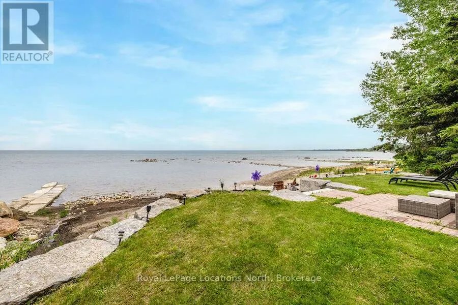 LUXRE's tweet photo. Experience waterfront living at an exceptional value with this rare Georgian Bay property offering 70 feet of private shoreline and breathtaking views of Christian Island.

🗝️ Royal LePage Locations North, Brokerage | $1,799,000 CAD | https://t.co/vuGYiZa3tb https://t.co/m6eJwv5C46
