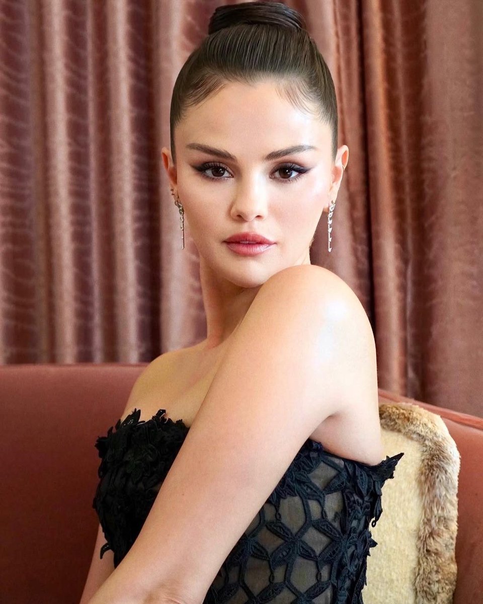 Allure_magazine's tweet photo. #SelenaGomez kept it classic for #TaylorSwift's rehearsal dinner, with an ultra-sleek, perfect circle of a bun, beautifully hazy winged eyes, and a milky manicure that easily complemented Thursday night's Oscar de la Renta look and will pair perfectly with absolutely anything else she wears for this wedding weekend. Get a full breakdown of her look: https://t.co/rnPOM3LaDr

Photos Courtesy: Soo Park
