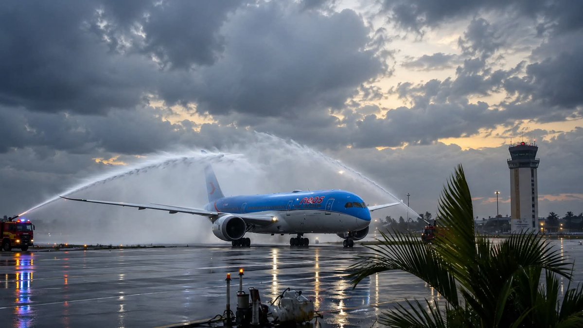 LaCACSA's tweet photo. La llegada del vuelo inaugural de Neos a @EcasaHolguin estuvo marcada por un arco de agua, tradición en la aviación para recibir nuevas operaciones.

#DestinoSeguro #AviaciónCubana 
#VuelosACuba #CubaTravel https://t.co/56ZzZUoKX2