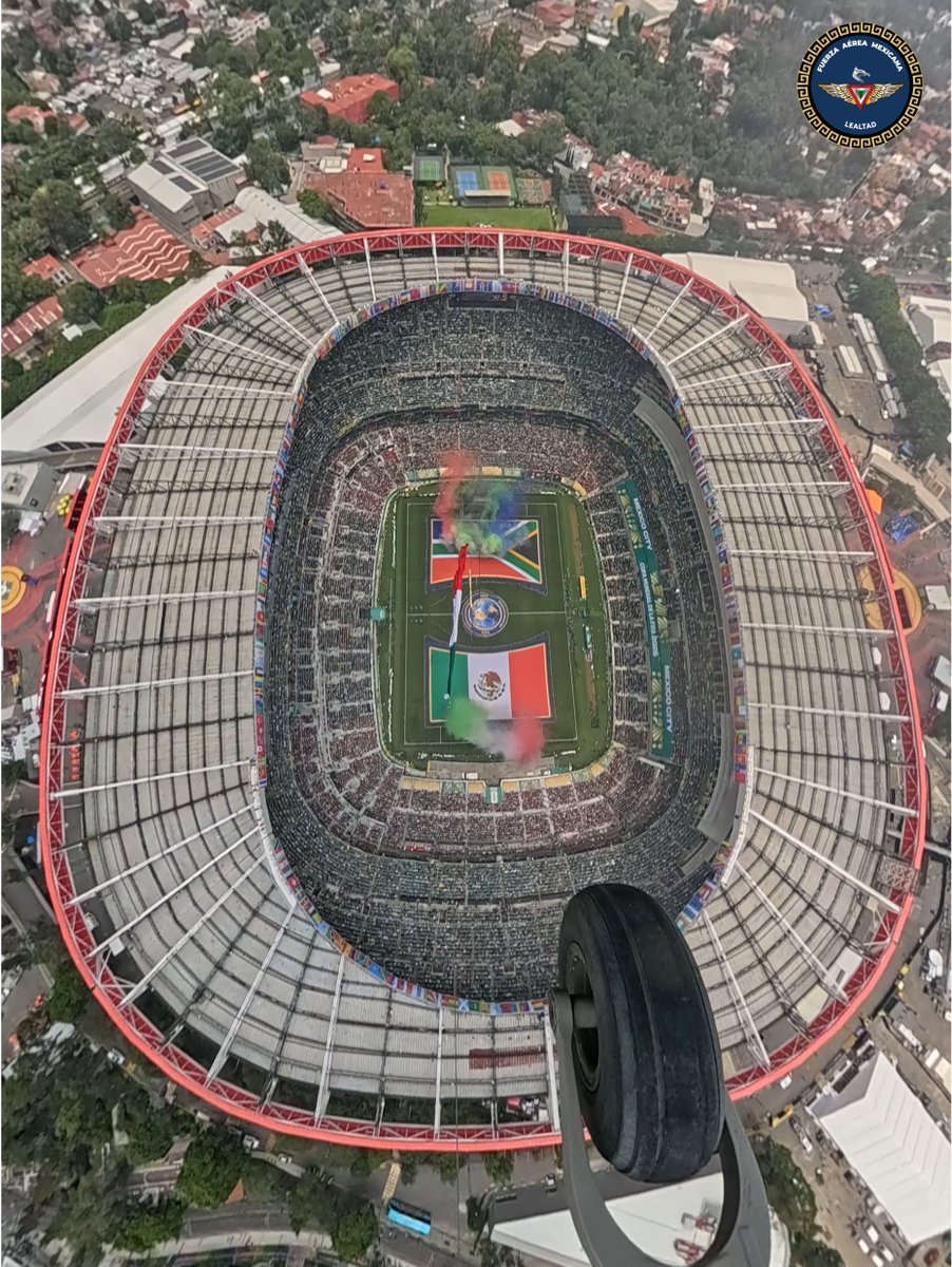 MXESTADIOS's tweet photo. Domingo a las 12 en el Azteca.
Qué horario tan sabroso para México.  
Gracias FIFA. https://t.co/mjt9lMmSJG