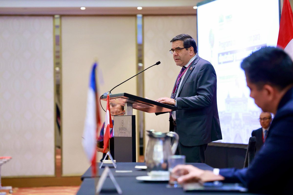 congresoperu's tweet photo. #CongresoInforma | El oficial mayor del Congreso, Giovanni Forno Flórez, clausuró el Programa de Inducción para Senadores y Diputados Electos 2026-2031, destacando la importancia de la preparación técnica y el compromiso con una gestión parlamentaria eficiente, transparente y orientada al servicio de la ciudadanía. 🏛️🇵🇪